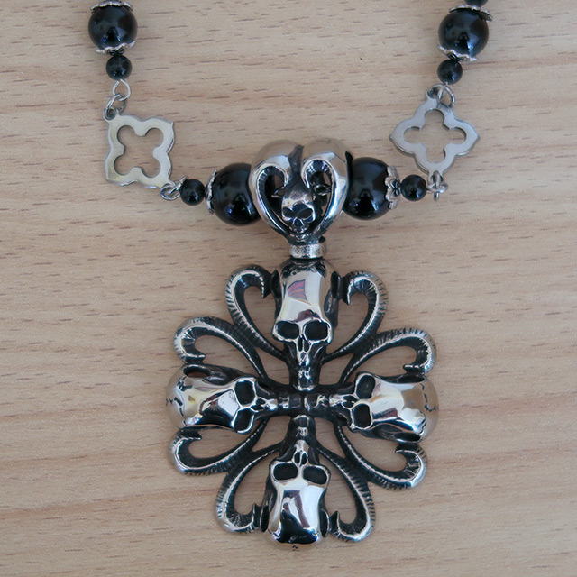 Four Skull Cross necklace (detailed view)