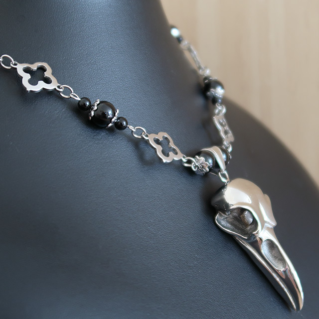 Bird/Raven Skull necklace (side view)